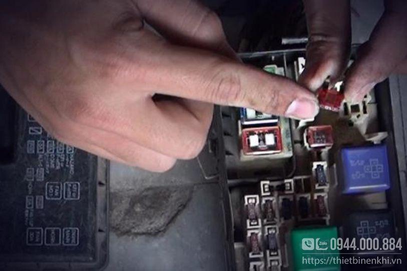 Kiểm tra cầu chì bị đứt 3 Kiểm tra cầu chì bị đứt